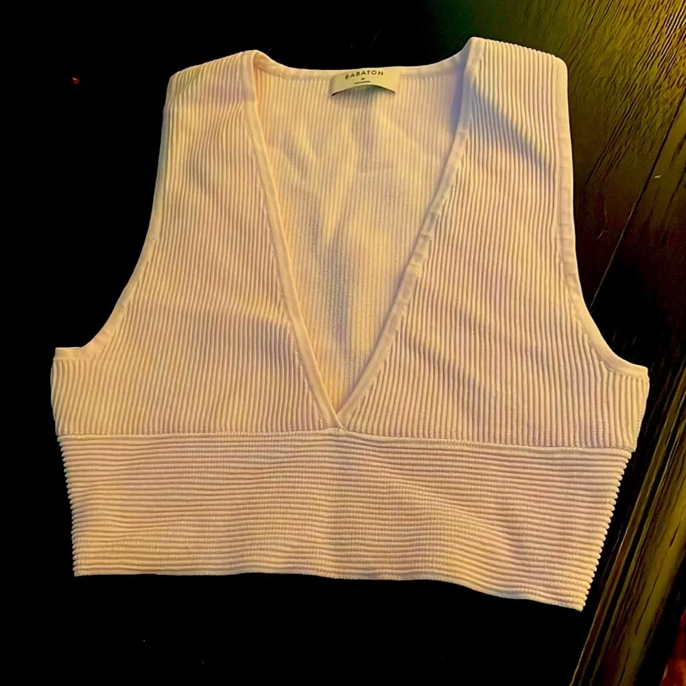 Aritizia babaton sculpt low v neck cropped tank size medium. - Picture 2 of 5